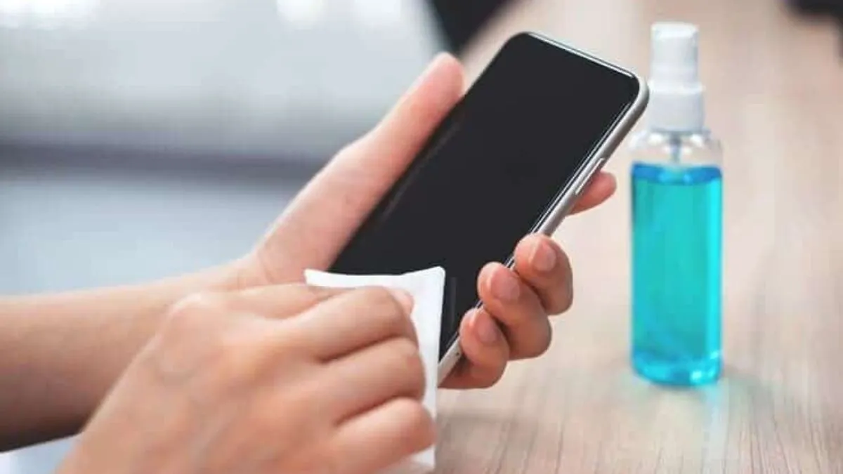 Imagem ilustrativa da notícia: Veja cinco itens de limpeza que você nunca deve usar no celular