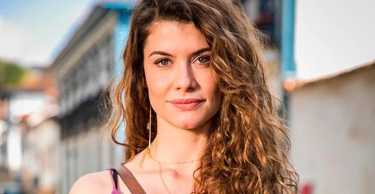 Imagem ilustrativa da notícia: Alinne Moraes posa de maiô transparente e web vai à loucura