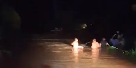 Imagem ilustrativa da notícia: Vídeo: PM resgata 9 pessoas ilhadas em carro submerso no Pará