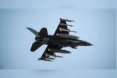 Jato F-16 da Força Aérea dos Estados Unidos decola no Oriente Médio em apoio às operações militares contra o Irã.