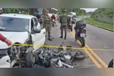 Carro e motocicleta ficaram parcialmente destruídos após colisão na Rodovia Arthur Bernardes; impacto mobilizou socorro e perícia.