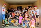'Amigos da 41' entregam as doações durante uma grande festa solidária de Natal.
