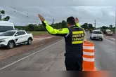 Em abordagens no pórtico de entrada, condutores são orientados sobre álcool e direção, uso do capacete e outros fatores de risco