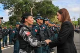 Governadora Hana cumprimenta policial que atuou na Operação ’Escudo Feminino’.