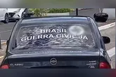 Carro adesivado com uma suástica foi flagrado circulando em Araranguá; proprietário foi preso