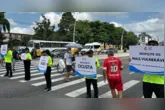 Agentes do Detran orientam condutores, ciclistas e pedestres durante ação educativa na avenida Augusto Montenegro, em Belém.