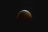 O eclipse começa às 5h44 (horário de Brasília), quando a Lua entra na penumbra da Terra.