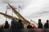 A decisão ocorre em meio à mobilização militar dos EUA no Oriente Médio e à possibilidade de confronto envolvendo o programa nuclear iraniano.