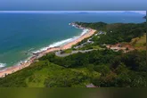 Além disso, a prefeita anunciou que fará um decreto para proibir "o naturismo ou qualquer outra prática semelhante" em todas as praias da cidade.