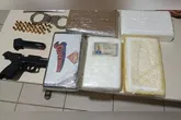 Drogas, arma e munições apreendidas no carro no PM.
