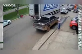 Câmera flagra momento em que porta de caminhão baú atinge homem em Parauapebas.