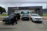 Carros de luxo apreendidos pela PF durante a Operação SIN TAX, que também resultou na prisão de um servidor federal suspeito de desviar e comercializar eletrônicos de alto valor no Pará.