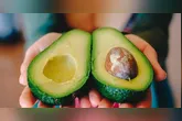 O abacate ajuda a soltar o intestino e traz inúmeros benefícios para a saúde. Confira!