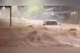 Carro é levado pela enxurrada durante chuva intensa em Santarém na última quinta-feira (19).