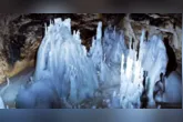 Caverna de Scărișoara, na Romênia, onde pesquisadores isolaram a bactéria Psychrobacter SC65A.3 em um núcleo de gelo com cerca de 5 mil anos