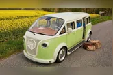 O visual lembra a Kombi “Corujinha”, mas com tecnologia do século XXI