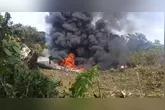 Avião militar da Colômbia em chamas após a queda