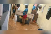 Casas foram invadidas pelas águas da chuva e moradores tiveram de levantas os móveis