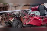 Carro ficou completamente destruído