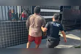 Suspeito sendo apresentado na delegacia da Polícia Civil