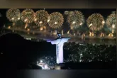 Mais de 2,6 milhões de pessoas ocuparam a orla de Copacabana para assistir aos shows e à tradicional queima de fogos que marcou a virada do ano no Réveillon do Rio.