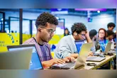 Ao todo, a colaboração reúne seis cursos curtos no IBM SkillsBuild, com duração de 10 a 35 minutos, que exploram o impacto da tecnologia em diferentes áreas do cotidiano e dos negócios.