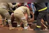 Momento em que o homem é retirado pelos Bombeiros