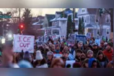 Manifestantes tomam as ruas de Minneapolis e de outras cidades dos EUA em protesto contra a política migratória do governo Trump após a morte de Renee Nicole Good em ação do ICE.