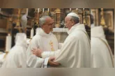 Encontro entre o então cardeal Papa Leão XIV ao lado do Papa Francisco em encontro no Vaticano.
