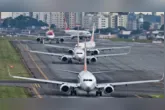 Movimentação de aeronaves no Aeroporto Internacional de São Paulo (Guarulhos) é impactada após pane no controle do espaço aéreo provocar suspensão temporária de pousos e decolagens.