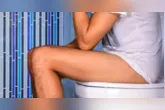 Urinar sentado ou em pé? A escolha pode influenciar o conforto e até ajudar no esvaziamento da bexiga, especialmente em homens com problemas urinários.