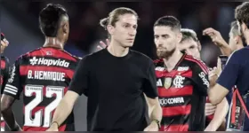 Após a demissão no Flamengo, Filipe Luís recebeu apoio do elenco, com mensagens públicas de solidariedade e despedidas emocionadas no Ninho do Urubu.
