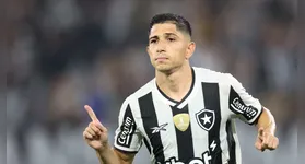 Camisa 10 do Botafogo está no  país onde nasceu passando as férias.