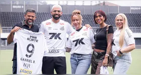 Gabigol com a família na Vila Belmiro