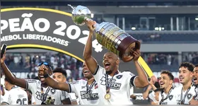 Marlon Freitas levantou a taça da Libertadores do Fogão em 2024