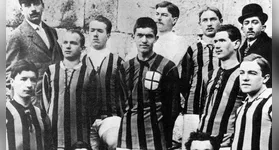 Giuseppe Gama Malcher, de chapéu e bigode, à direita, como dirigente nerazzurro na primeira foto oficial da equipe
