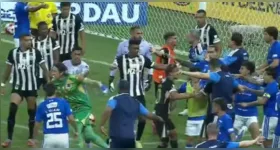 Confusão generalizada entre jogadores de Cruzeiro e Atlético terminou com 23 expulsões e estabeleceu novo recorde no futebol brasileiro