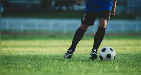 A bola rola ao redor do mundo com jogos decisivos em diversas ligas.