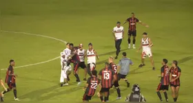 Torcedores do Moto Club invadem campo e agredem jogadores durante semifinal do Campeonato Maranhense 2026, forçando o árbitro a encerrar a partida.