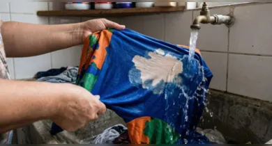 Imagem ilustrativa da notícia: Aprenda como salvar sua roupa manchada com água sanitária