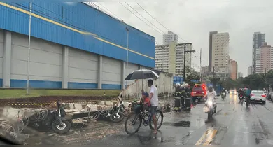 Imagem ilustrativa da notícia: Temporal derruba muro de supermercado em Belém após chuva