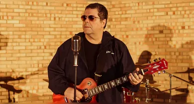 Imagem ilustrativa da notícia: Kim, da banda Catedral, criou versão romântica de música da Viviane Batidão