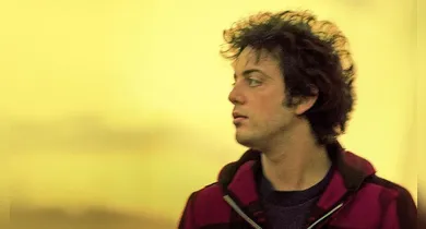 Imagem ilustrativa da notícia: Ícone da música surpreende após dizer que está com hidrocefalia