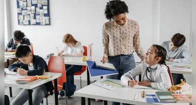 Imagem ilustrativa da notícia: Projeção aponta reajuste com ganho real para professores em 2026