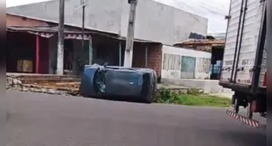 Imagem ilustrativa da notícia: Carro tomba após bater em meio-fio na Cohab em Tucuruí