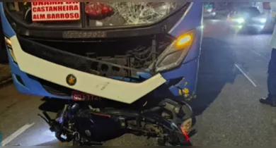 Imagem ilustrativa da notícia: Moto de assaltante bate em ônibus durante fuga em Ananindeua