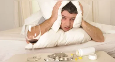 Imagem ilustrativa da notícia: Acordou de ressaca? Saiba o que fazer para amenizar os sintomas