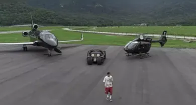 Imagem ilustrativa da notícia: Neymar exibe coleção milionária de veículos, incluindo um “Batmóvel”