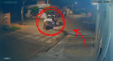 Imagem ilustrativa da notícia: Video: Mulher morre após caminhonete avançar preferencial e fugir sem prestar socorro