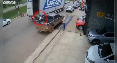 Imagem ilustrativa da notícia: Homem é atingido por porta de caminhão ao entrar em carro em Parauapebas